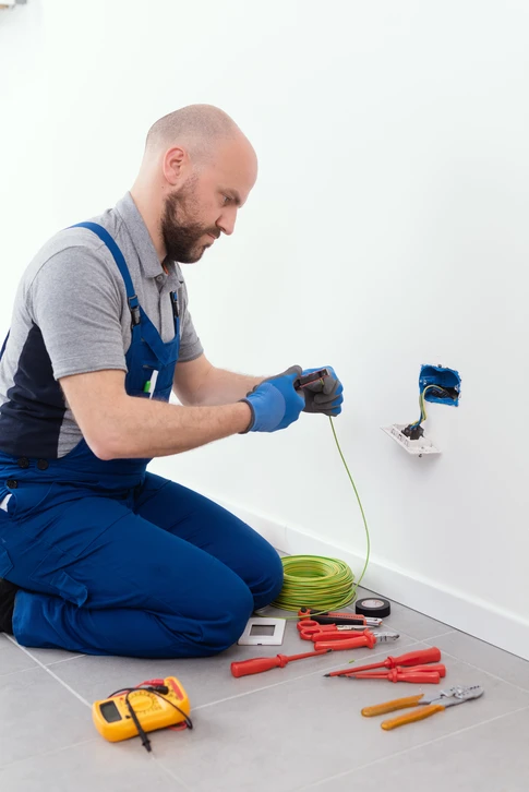 Un électricien professionnel travaillant sur le système électrique, le concept d'amélioration et de réparation des maisons