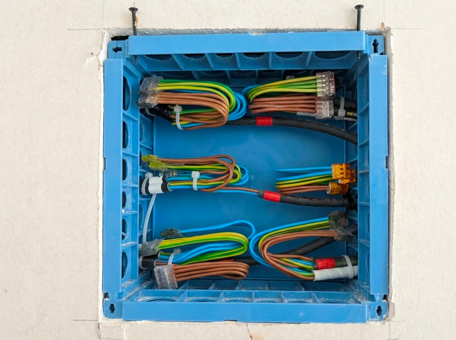 Boîtier de dérivation électrique encastré dans une cloison, cadre plastique bleu
