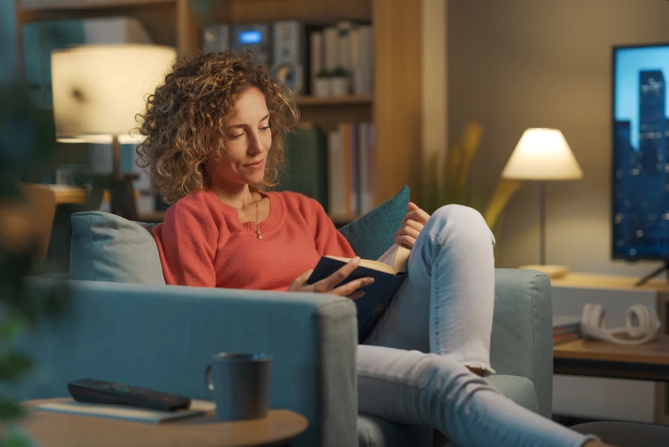 Électricien en intervention à domicile travaillant sur une installation électrique près d'une fenêtre