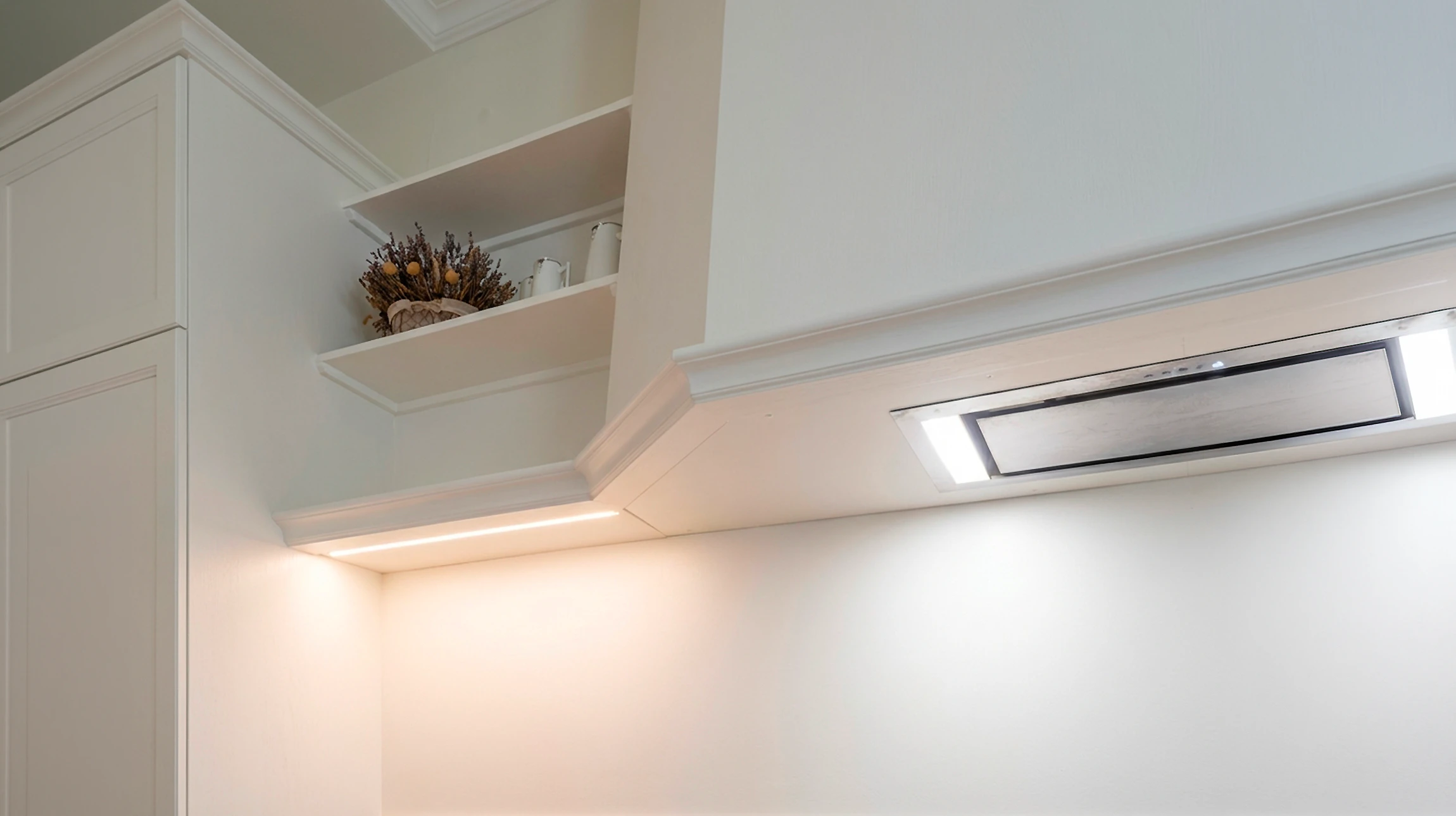 Intérieur résidentiel, mains d'électricien manipulant des fils électriques colorés sortant d'un mur, tenant un boîtier d'interrupteur blanc en cours d'installation