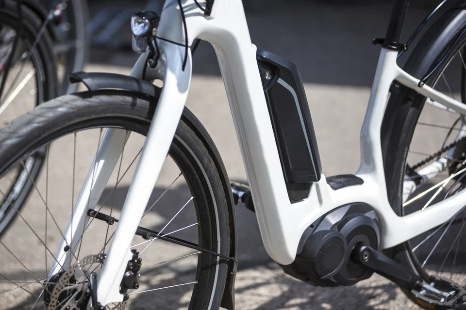 Extérieur urbain avec plusieurs vélos stationnés sur pavés